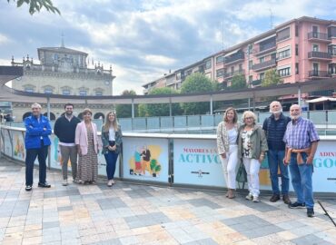 Jon González, CMO de Gymchess, en la presentación de los actos, frente al Ayuntamiento de Irún