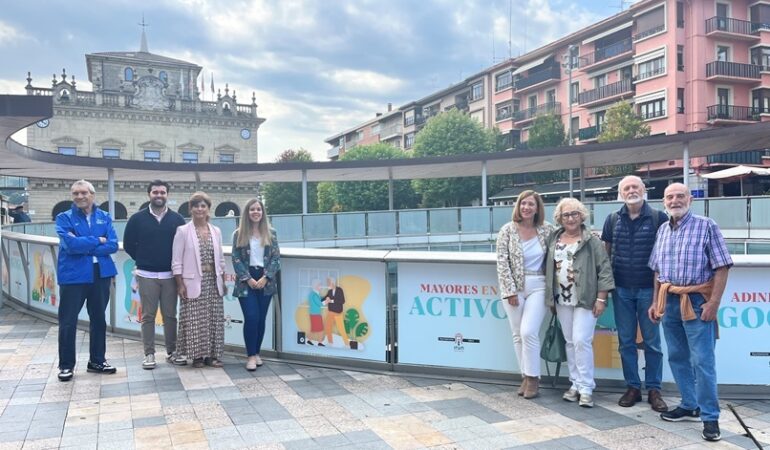 Jon González, CMO de Gymchess, en la presentación de los actos, frente al Ayuntamiento de Irún