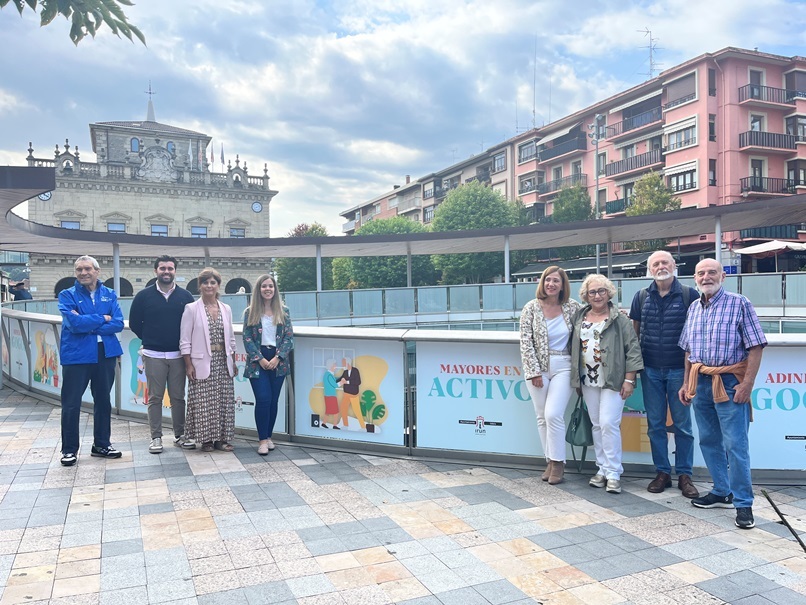 Jon González, CMO de Gymchess, en la presentación de los actos, frente al Ayuntamiento de Irún
